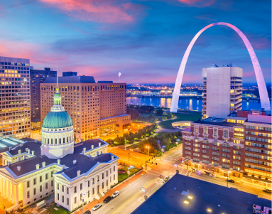A panoramic view of downtown St. Louis showcasing the iconic Gateway Arch and the downtown courthouse.